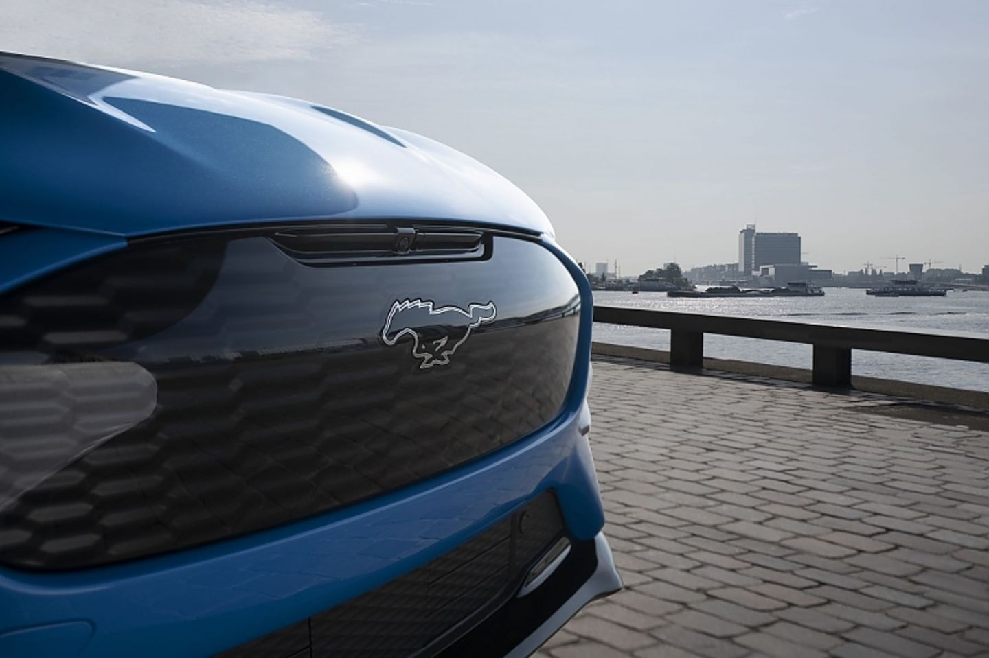 Der schwarze Kühlergrill zeigt, dass es sich hier um einen Ford Mach-E GT handelt