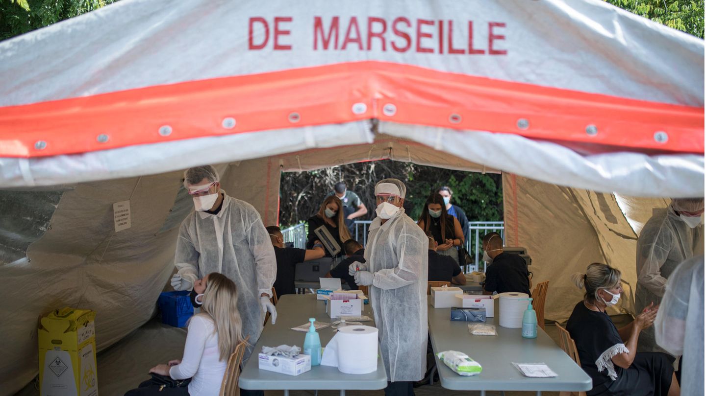  Ärzte testen Patienten in Marseille, Frankreich auf das Coronavirus in einem mobilen Testzentrum