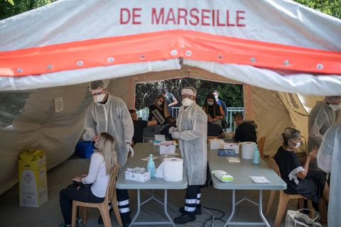  Ärzte testen Patienten in Marseille, Frankreich auf das Coronavirus in einem mobilen Testzentrum