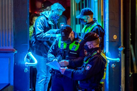 Polizisten kontrollieren in einer Kiez-Kneipe am Hans-Albers-Platz in Hamburg