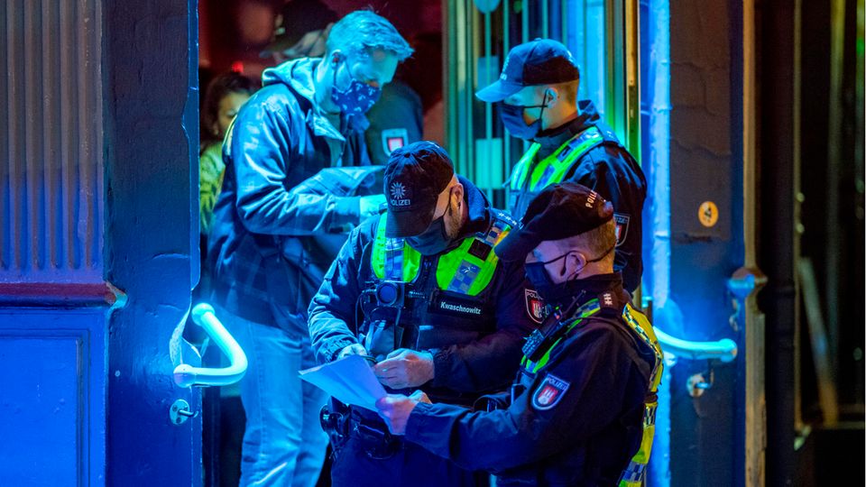 Polizisten kontrollieren in einer Kiez-Kneipe am Hans-Albers-Platz in Hamburg