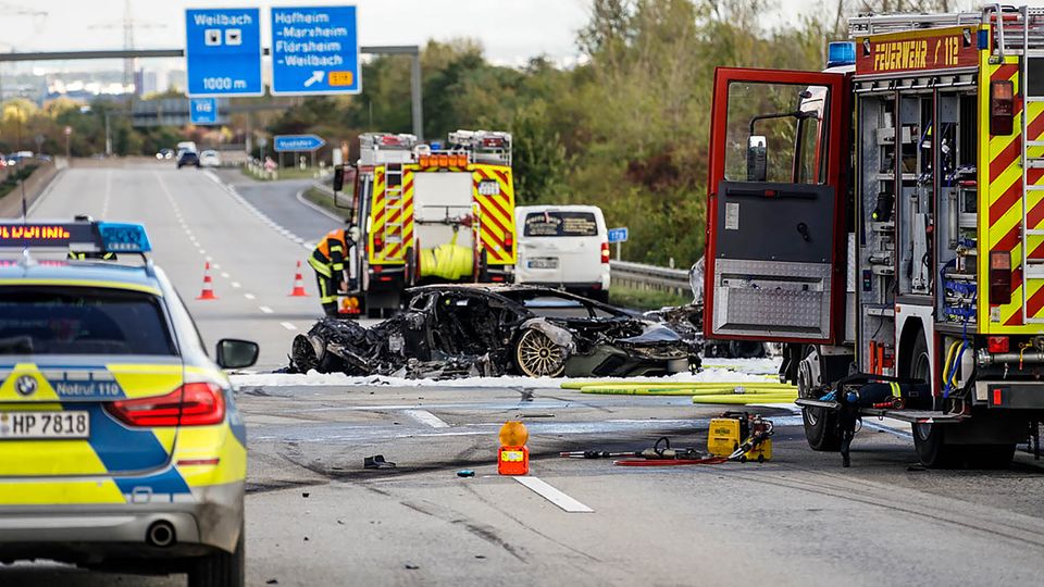 Nachrichten Deutschland Hohheim A66 Feuerwehrfahrzeuge stehen bei einem ausgebrannten Fahrzeug auf der Autobahn 66.