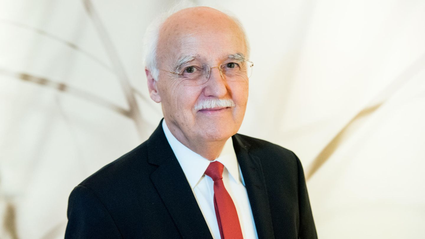 Horst Opaschowski, Zukunftsforscher, steht in seinem Haus