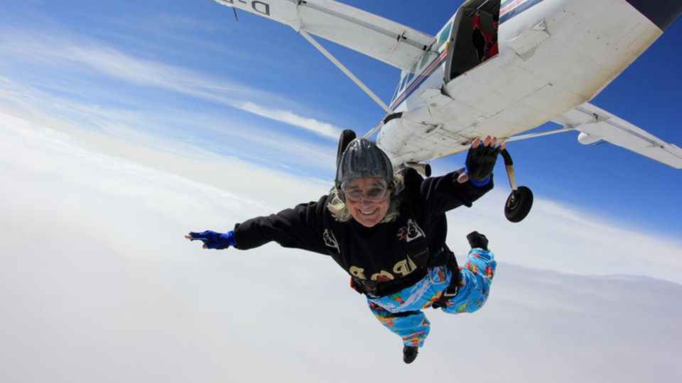 Im Jahr 2013 stellte Dilys Price den Altersrekord für weibliche Fallschirmspringer auf