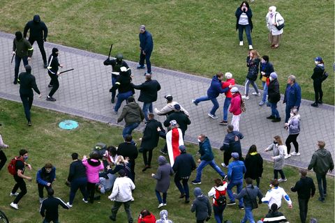 Demonstranten und Polizisten in Zivil geraten aneinander