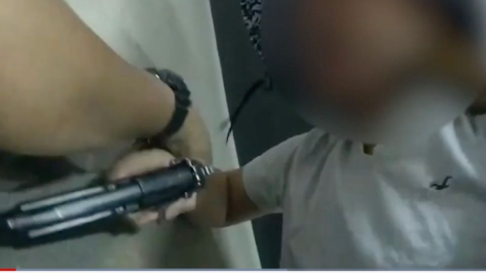 Erschreckender Vorfall: Bodycam-Aufnahmen zeigen wie Angreifer die Waffe eines Cops stiehlt