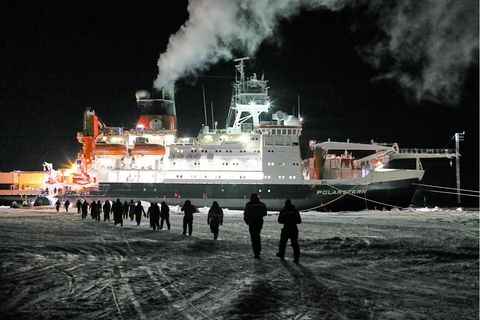 Teilnehmer einer Artiks-Expediion gehen in Richtung Forschungsschiff "Polarstern"