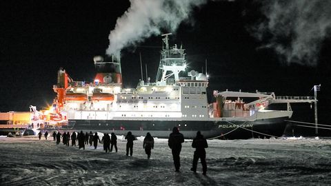 Teilnehmer einer Artiks-Expediion gehen in Richtung Forschungsschiff "Polarstern"