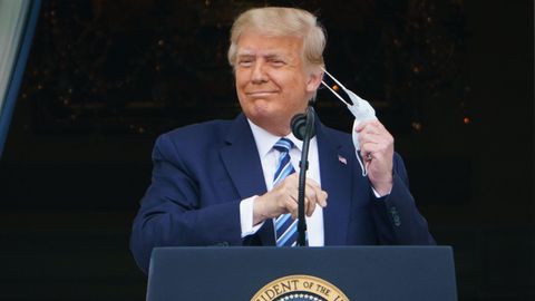 Donald Trump nimmt auf dem Balkon des Weißen Hauses demonstrativ seinen Mund-Nasen-Schutz ab