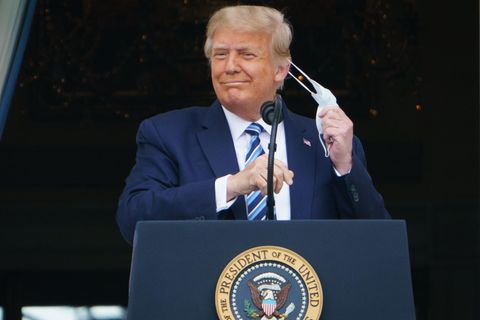 Donald Trump nimmt auf dem Balkon des Weißen Hauses demonstrativ seinen Mund-Nasen-Schutz ab