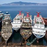 Links im Bild: die "Sovereign" und "Monarch" der spanischen Reederei Pullmanturs, die im Juni Insolvenz anmelden musste. Rechts liegen drei Schiffe von Carnival Cruises aus den USA.