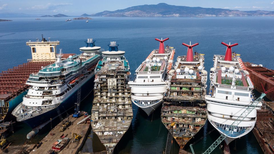 Links im Bild: die "Sovereign" und "Monarch" der spanischen Reederei Pullmanturs, die im Juni Insolvenz anmelden musste. Rechts liegen drei Schiffe von Carnival Cruises aus den USA.