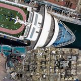 Die Luftaufnahme zeigt die noch intakte Minigolfanlage auf der "Fantasy", während beim Nachbarschiff die Decks im Bugbereich schon stark demontiert wurden.