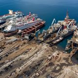 Neben den Kreuzfahrtriesen liegen zwei Bohrinseln, die ebenfalls zerlegt werden.