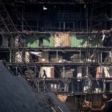 Die Mitarbeiter der Abwrackwerft arbeiten sich von Deck zu Deck vor, und vom Bug bis achtern, dem Heck eines Schiffes.