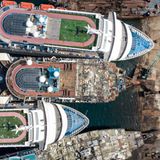 Als letzter der drei Luxusliner von Carnival Cruises traf Mitte September die "Imagination" (oben) ein. Schon reichlich demontiert ist die "Fantasy" und darunter liegt die "Inspiration".