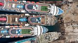 Als letzter der drei Luxusliner von Carnival Cruises traf Mitte September die "Imagination" (oben) ein. Schon reichlich demontiert ist die "Fantasy" und darunter liegt die "Inspiration".
