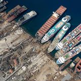 Eingeklemmt zwischen zwei Frachtschiffen: In den vergangenen Wochen wurden hier fünf ausrangierte Luxusliner auf Grund gesetzt.