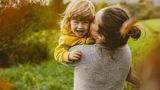 Erziehung   Eltern haben zwar Einfluss auf die Selbstwertentwicklung ihrer Kinder, besonders in den ersten fünf Lebensjahren. Forschungen haben aber gezeigt, dass mindestens 50 Prozent der Persönlichkeitsmerkmale, die mit dem Selbstwertgefühl zusammenhängen, genetisch bedingt sind.