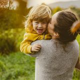 Erziehung   Eltern haben zwar Einfluss auf die Selbstwertentwicklung ihrer Kinder, besonders in den ersten fünf Lebensjahren. Forschungen haben aber gezeigt, dass mindestens 50 Prozent der Persönlichkeitsmerkmale, die mit dem Selbstwertgefühl zusammenhängen, genetisch bedingt sind.