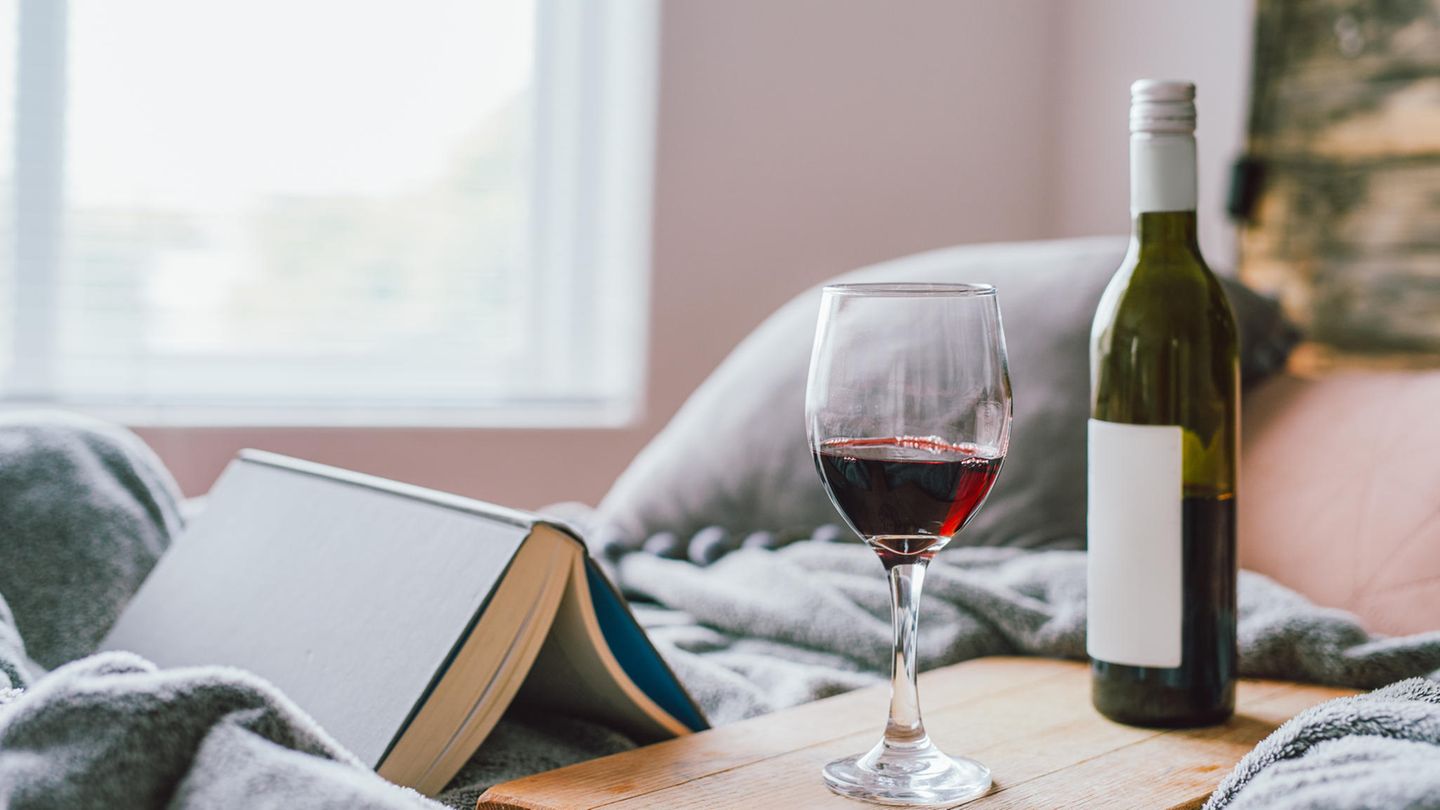 Depressionen und Selbstbewusstsein   Studien haben gezeigt, dass Kriminalität und Drogenmissbrauch bei Jugendlichen eher mit einem sehr starken Selbstwertgefühl einhergehen. Jugendliche mit geringem Selbstbewusstsein neigen eher zu Depressionen.