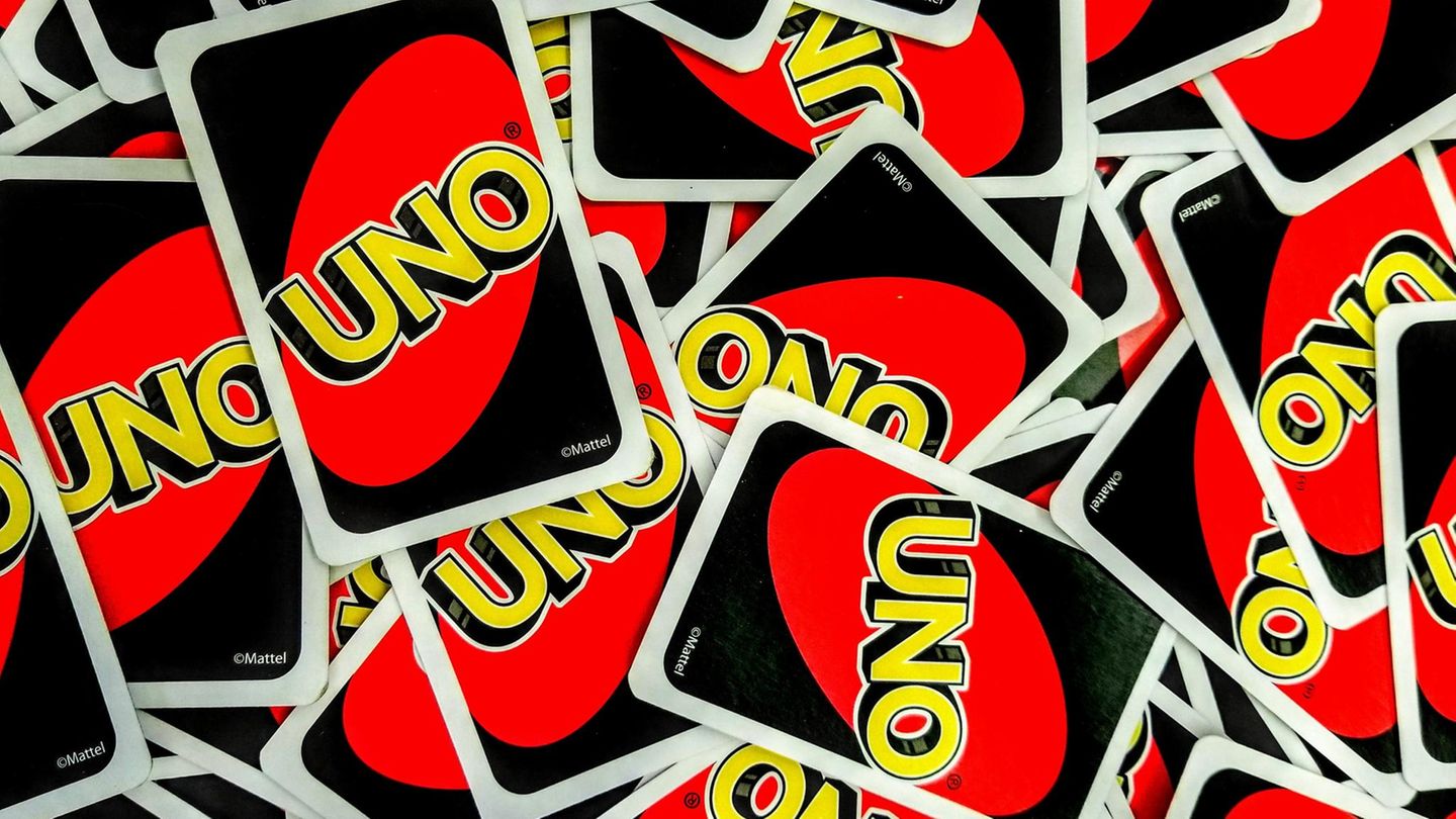 Ein Mann spielt das Kartenspiel UNO