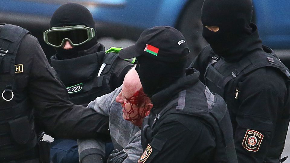 Minsk, Belarus: Vermummte Einsatzkräfte führen einen Demonstranten ab 