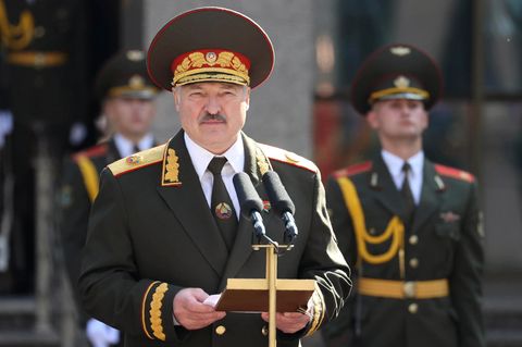 Belarus, Minsk: Alexander Lukaschenko präsentiert sich in Uniform