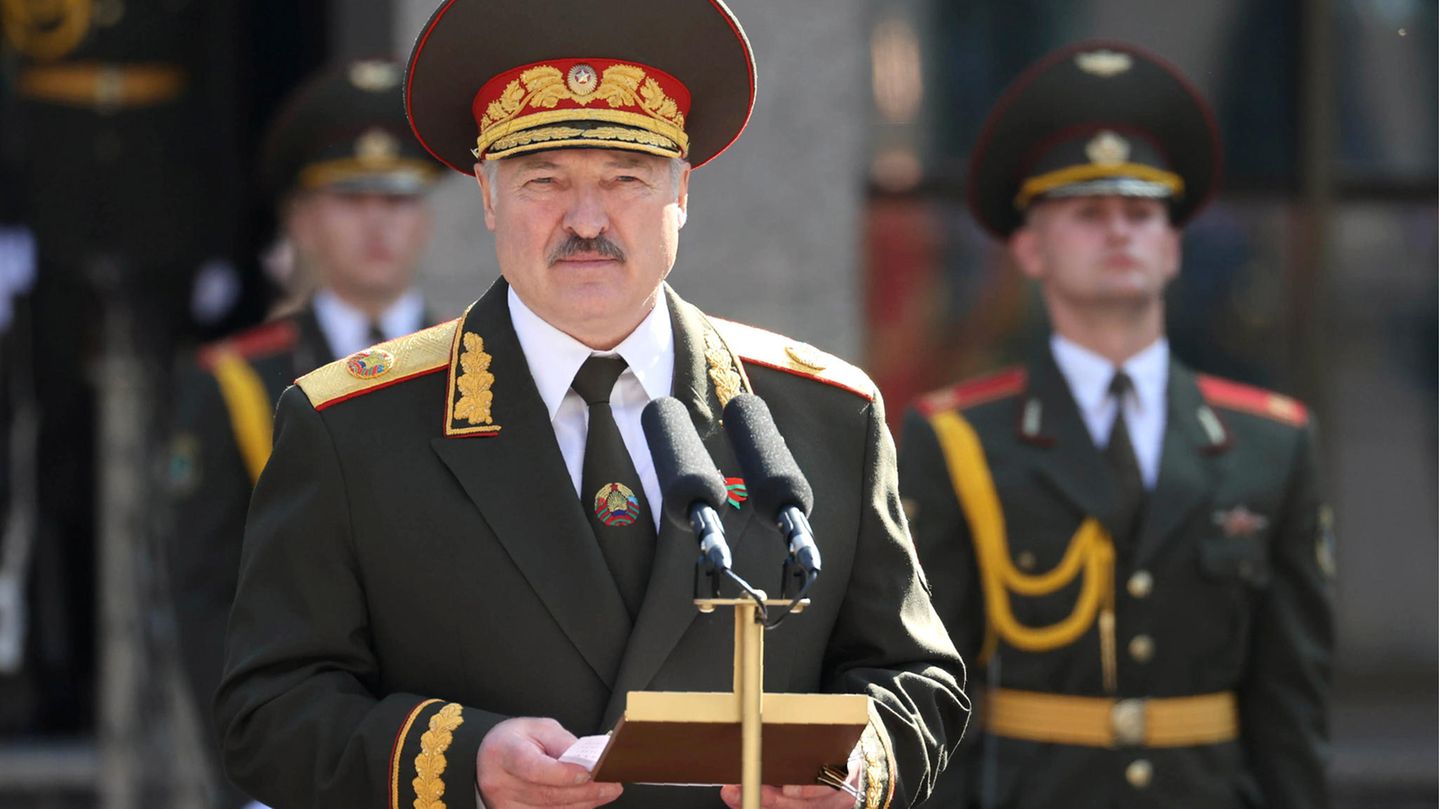 Belarus, Minsk: Alexander Lukaschenko präsentiert sich in Uniform