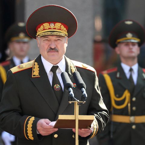 Belarus, Minsk: Alexander Lukaschenko präsentiert sich in Uniform
