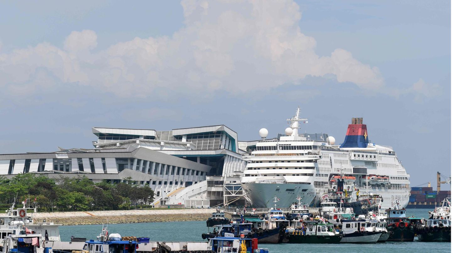 Ein Schiff liegt am Kreuzfahrtterminal des Stadtstaates Singapur