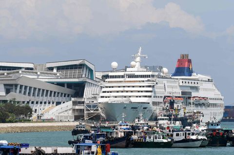 Ein Schiff liegt am Kreuzfahrtterminal des Stadtstaates Singapur