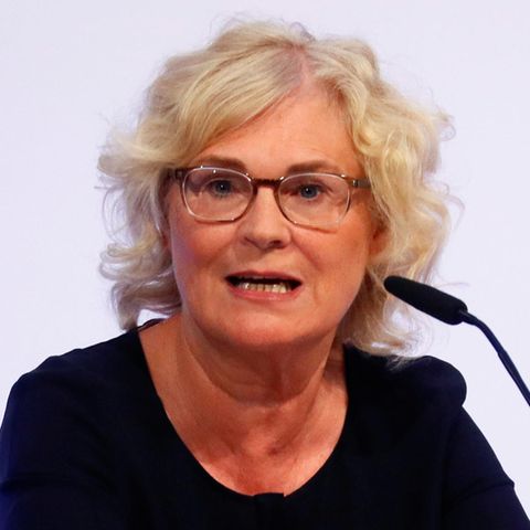 Christine Lambrecht (SPD) vor einem Mikrofon