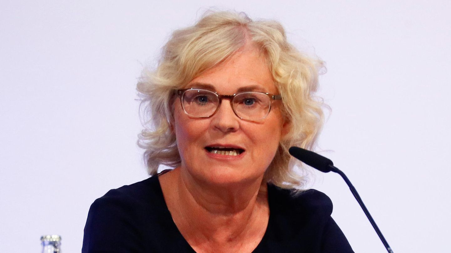 Christine Lambrecht (SPD) vor einem Mikrofon
