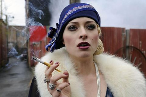 In der TV Serie Underbelly Razor spielt Chelsie Preston Crayford Gangsterkönigin Tilly Devine.