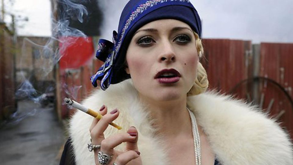 In der TV Serie Underbelly Razor spielt Chelsie Preston Crayford Gangsterkönigin Tilly Devine.