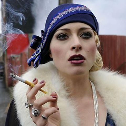 In der TV Serie Underbelly Razor spielt Chelsie Preston Crayford Gangsterkönigin Tilly Devine.