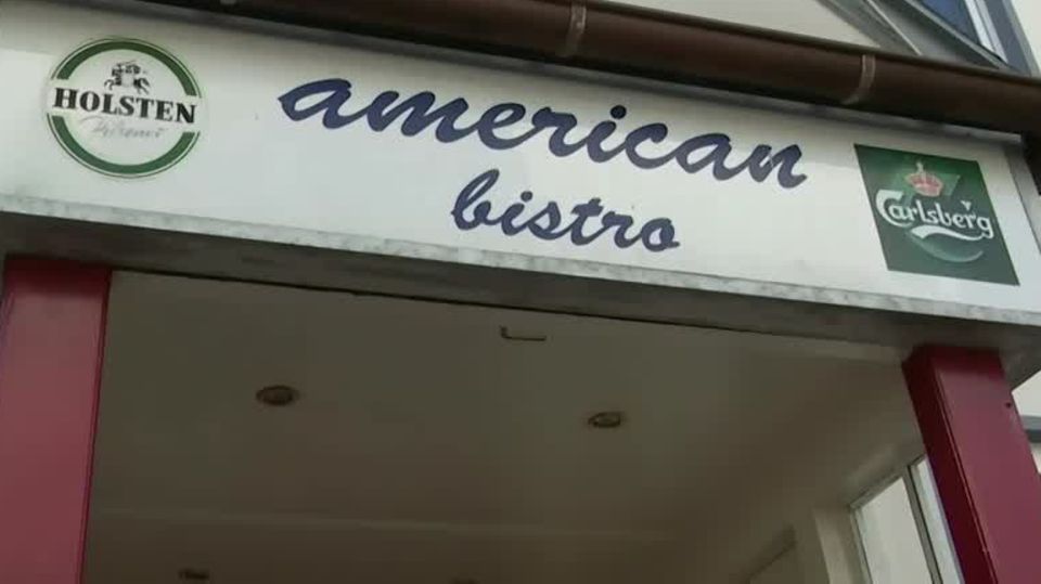 Sylt Corona American Bistro Auf einem Eingangsportal steht in Schreibschrift "American Bistro"