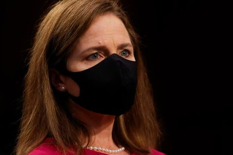 Juristin Amy Coney Barrett trägt eine schwarze Schutzmaske.