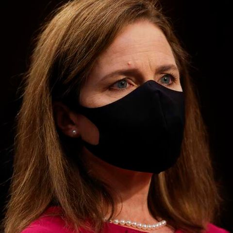 Juristin Amy Coney Barrett trägt eine schwarze Schutzmaske.