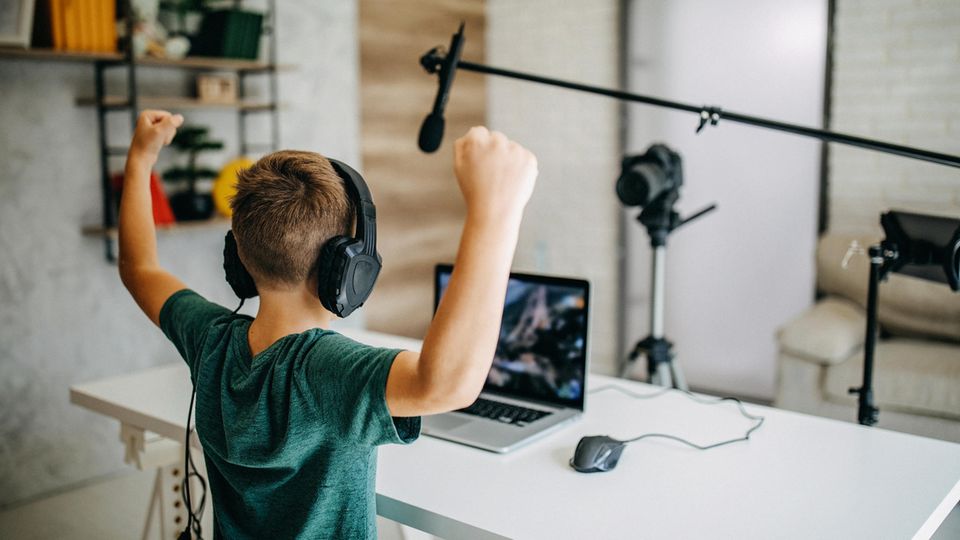 Ein Junge macht einen Blog
