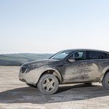 Mit einer Bodenfreiheit von 29,2 Zentimetern thront der EQC 4x4² fast doppelt so hoch über den Untergrund wie der Serien EQC (14