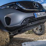 Um das Fahrwerk zu installieren, bedienten sich die Ingenieure eines Hilfsrahmens und bauten auch gleich neue Achslenker ein