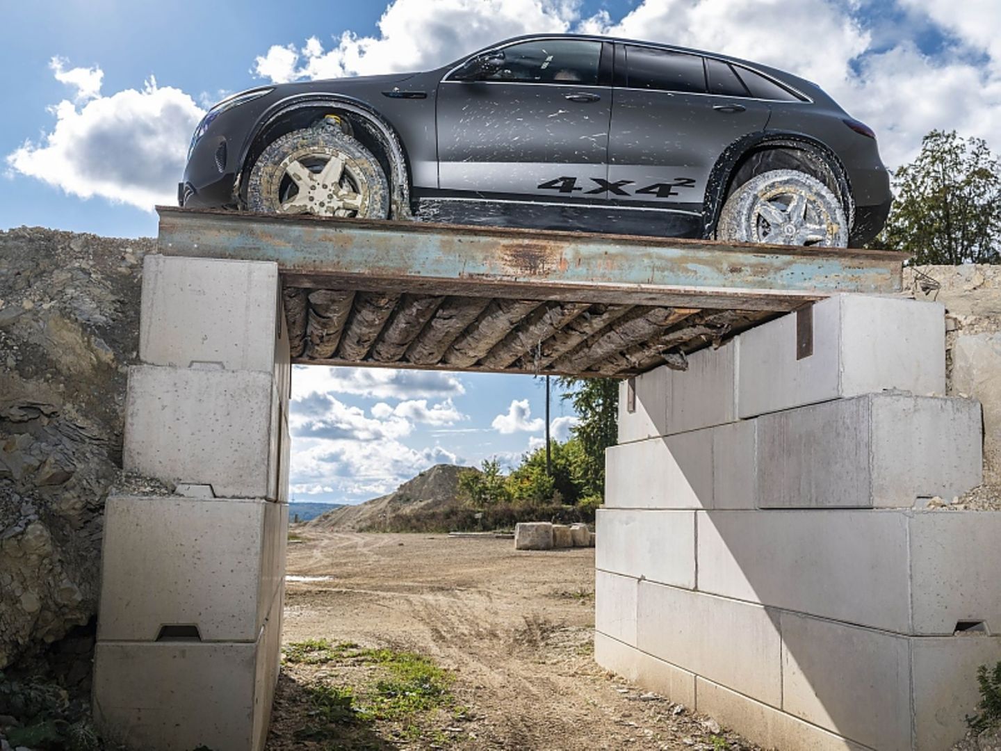 Der Umbau zum Mercedes EQC 4x4² geschah mit dem Segen der Chefs
