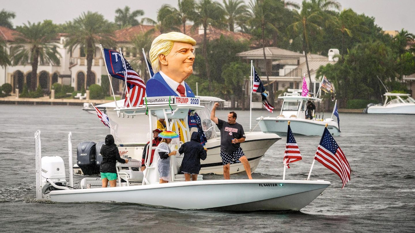 Boaters show their support for President Donald Trump during a parade down the Intracoastal Waterway on October 3, 2020 in Fort Lauderdale, Florida. President Trump is at Walter Reed National Military Medical Center being treated for Covid-19. Photogr... Trump-Supporter auf einem Boot
