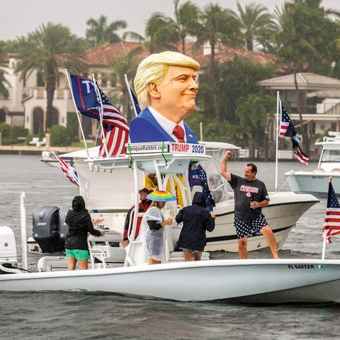 Trump-Supporter auf einem Boot