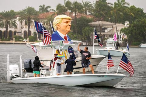 Trump-Supporter auf einem Boot