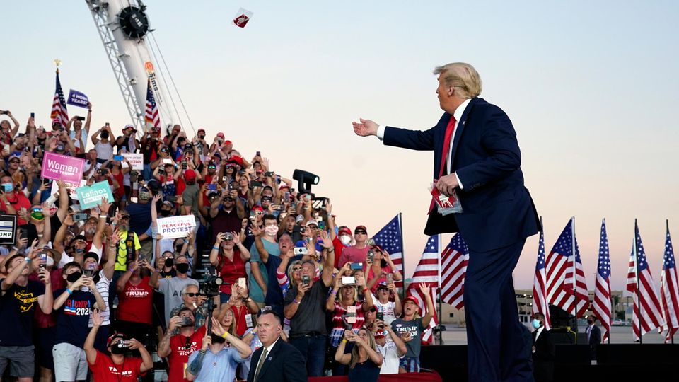 Masken-Werfen in Richtung Publikum Donald Trump im Wahlkampf in Florida