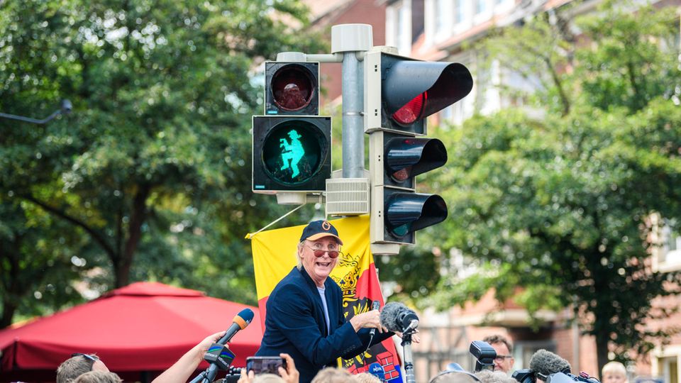 Die schönsten Ampelmännchen Deutschlands Otto enthüllt in Emden eine Ampel mit seinem Konterfei
