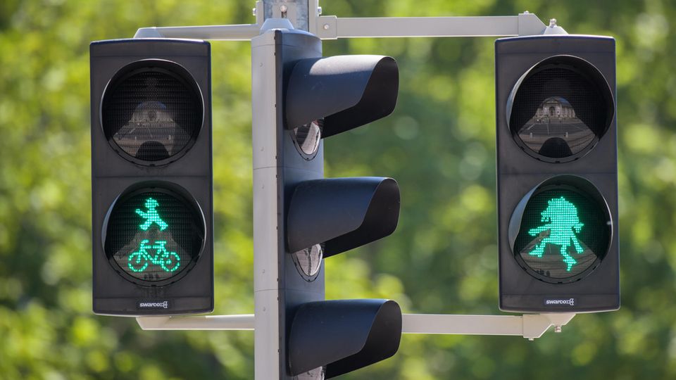 Die schönsten Ampelmännchen Deutschlands Das Heinermädel auf einer Fußgängerampel in Darmstadt